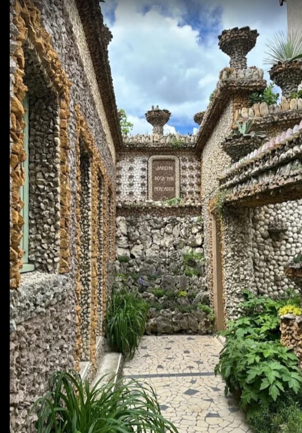 Le mur des canuts nous mènera vers le jardin de Rosa Mir